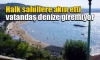 turistleri görerek denize giren türk vatandaşı / #2148423
