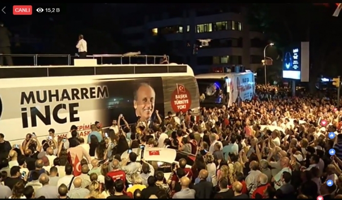 gecenin 1 inde miting yapan çılgın adam