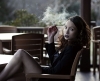 sigara içen kız