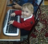 bilgisayar oynamak isteyen misafir çocuğu
