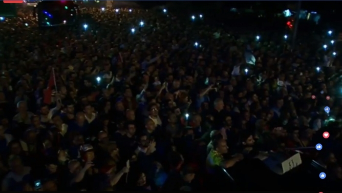 gecenin 1 inde miting yapan çılgın adam