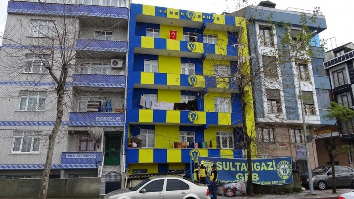 apartmanı sarı laciverte boyayan adam