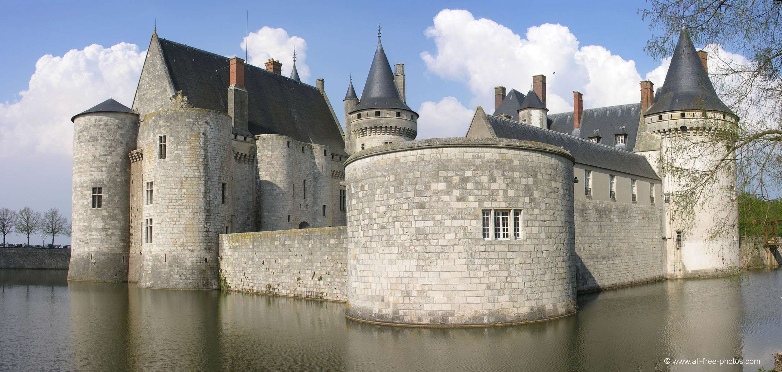 Chateau Sully-Sur-Loire, Loiret, France загрузить