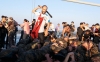 asker kafası kesmek vs polise taş atmak / #1403555