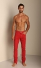 kırmızı pantolon giyen erkek