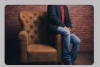 koltuğun kenarına oturan insan