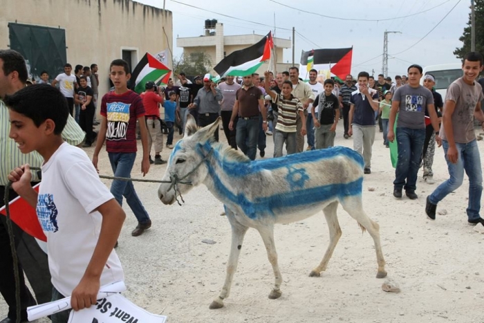 eşeği israil rengine boyayıp taşlayarak öldürmek