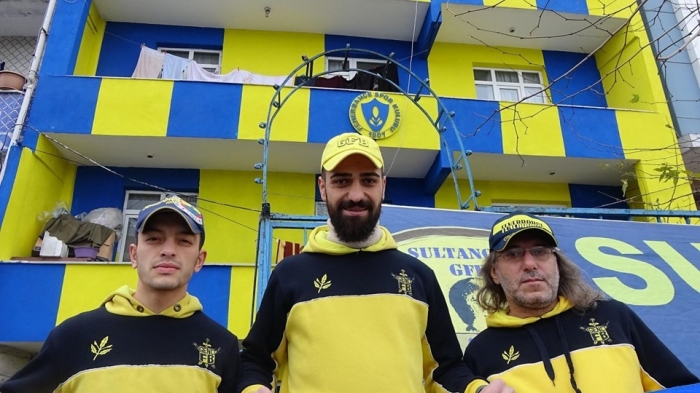 apartmanı sarı laciverte boyayan adam