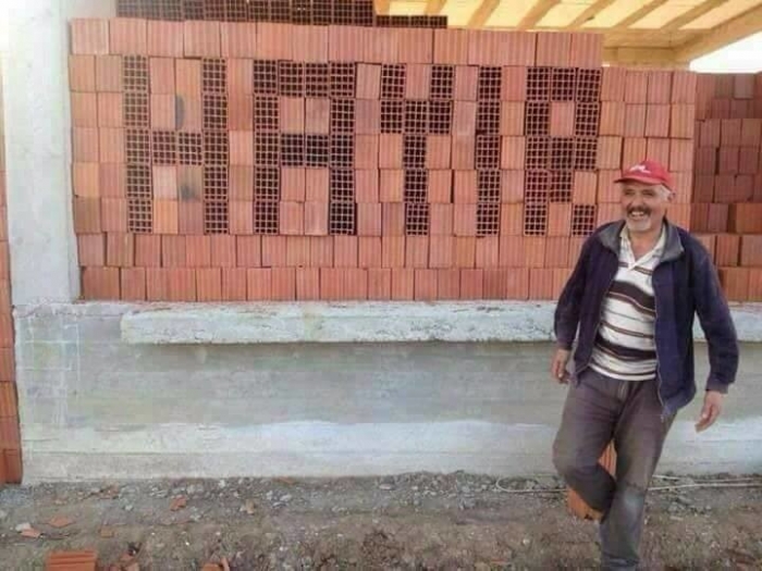 tuğlalarla hayır yazan güzel emekçi insan