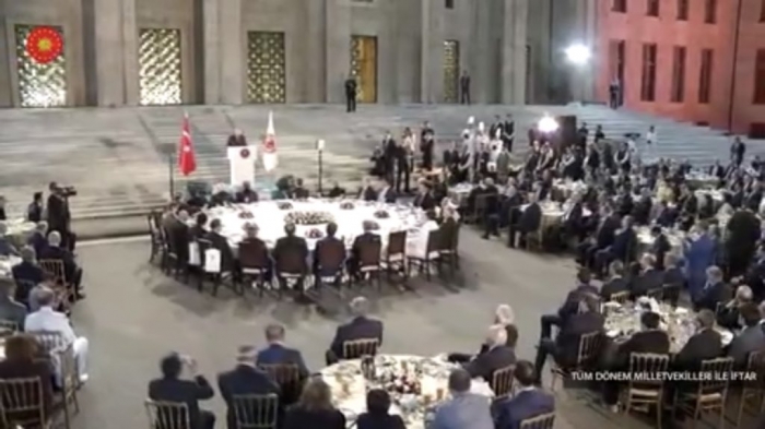 vatandaş kendini yakarken tbmm nin lüks iftarı