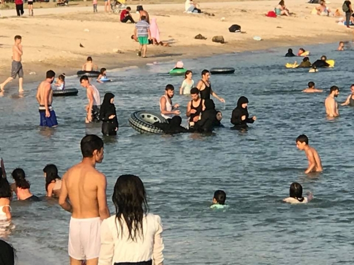 yeşilköy plajında denize giren suriyeliler