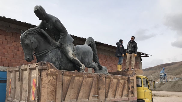 bayburt ta atatürk heykelinin çöplüğe atılması