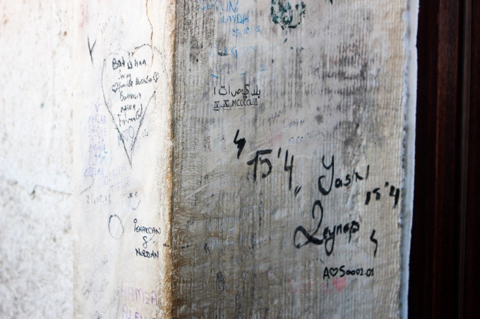 galata kulesi nin duvarına yazı yazan vandal