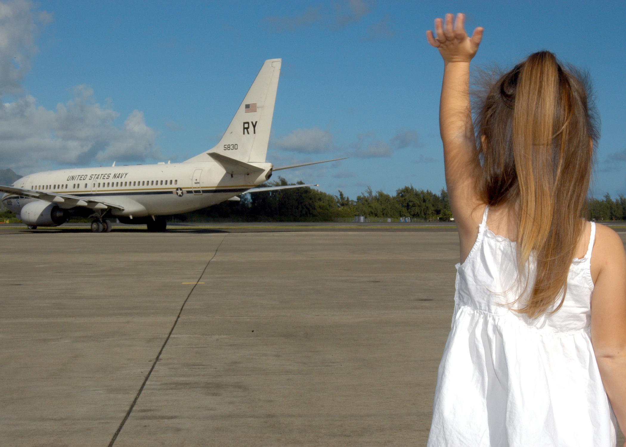 Самолет прощание. Девушка в самолете. Фотосессия с самолетом. Провожает самолет. Девушка прощается.