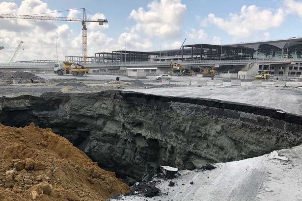 üçüncü havalimanında oluşan dev obruk