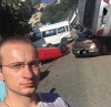 kaza yapan araçlarla selfie çeken adam / #2096933