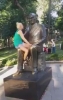 atatürk heykelinin kucağına oturan kadın