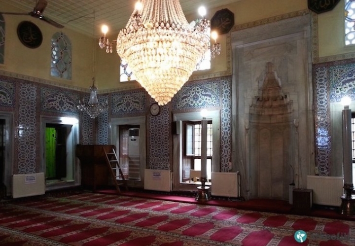 tarihi çinilerin üzerine radyatör monte etmek