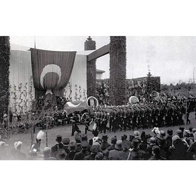 atatürk ün cenazesi için kendini feda eden alman