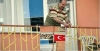 balkona balkona bayrak asan adamı asmak / #1148296
