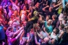 hollanda daki konserde hoplatılan türbanlı kız