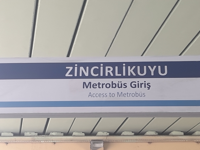 zincirlikuyu metrobüs durağı