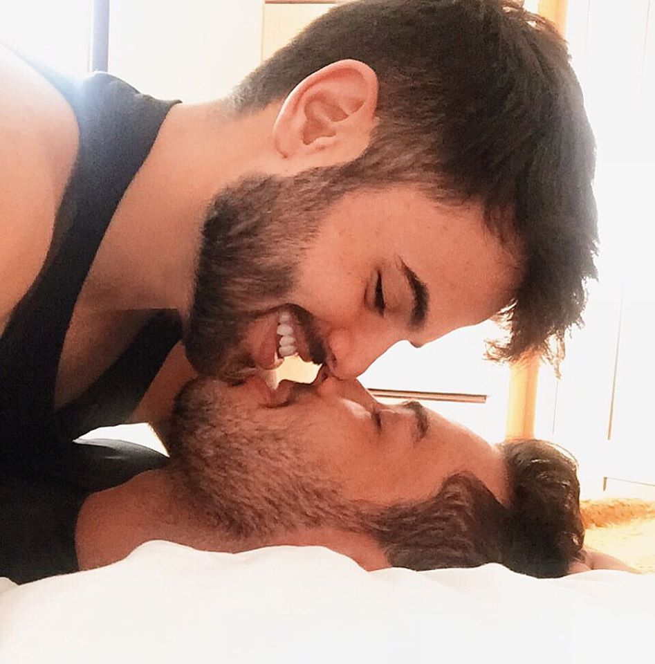 парень с парнем гей поцелуй фото 49