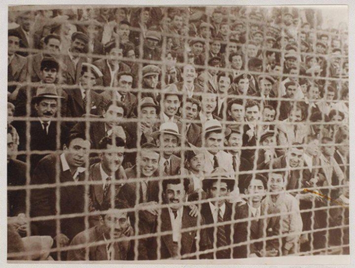 1950 lerde diyarbakır da maç izleyen insanlar