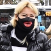 pınar altuğ un dudak figürlü maskesi / #2111738