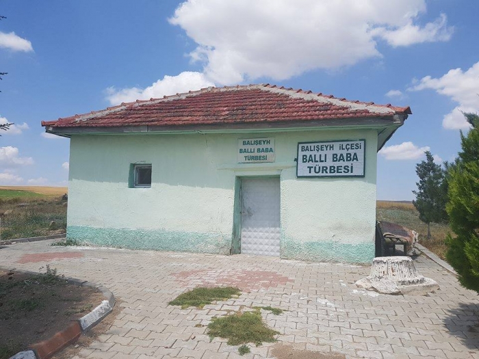 700 yıllık türbeye kanalizasyon borusu koymak