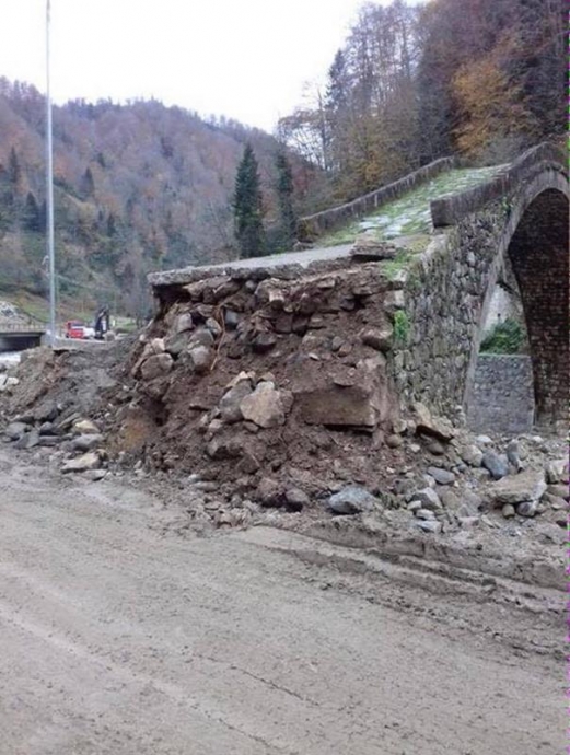 yol yaparken 300 yıllık tarihi köprüyü traşlamak