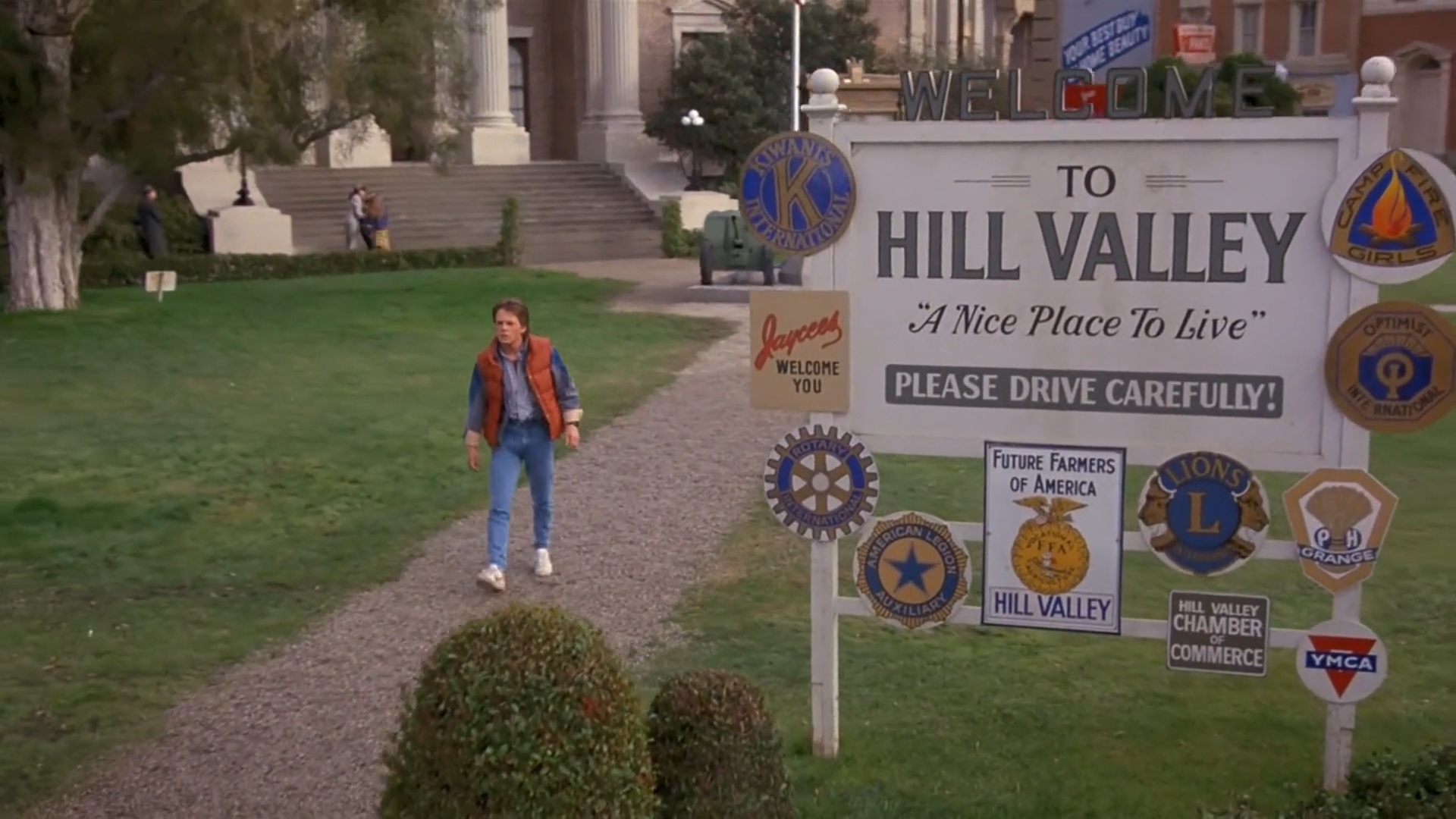Living places перевод. Назад в будущее 2 Хилл-Вэлли. Хилл Вэлли Калифорния. 1985 Год Хилл Вэлли. Город Хилл Вэлли США.