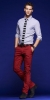 kırmızı pantolon giyen erkek