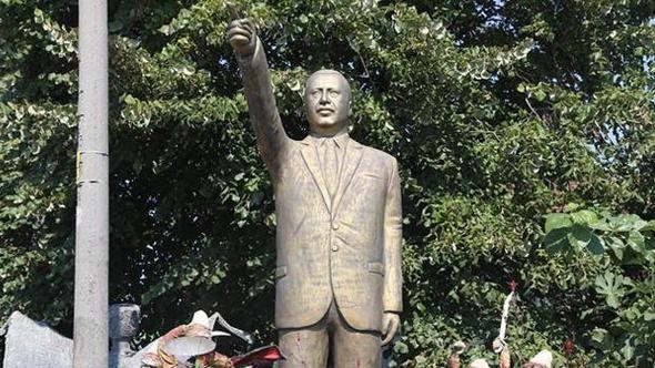 pıtrak gibi çoğalan tayyip erdoğan heykelleri