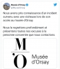 dekolteli elbisesi yüzünden müzeye alınmayan kadın / #2075477