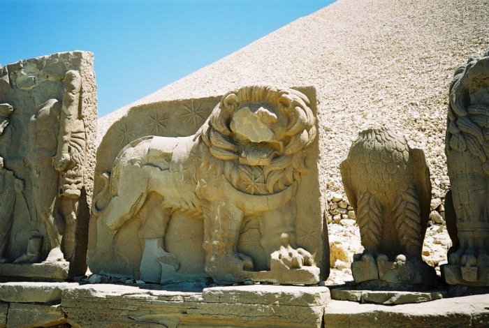 nemrut dağındaki aslan rölyefi