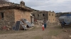 terk edilmiş köyde tek başına yaşayan aile